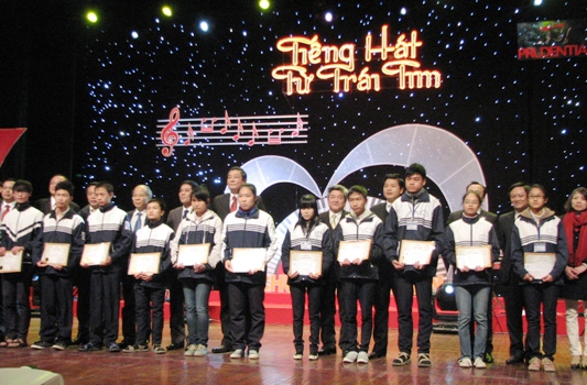 Trao 15 suất học bổng cho học sinh nghèo vượt khó của Hà Nội